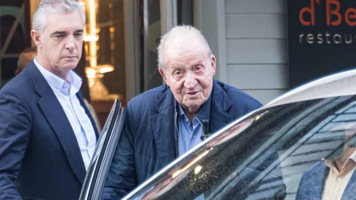 Juan Carlos I llega a Galicia en medio del revuelo por la publicación de sus memorias