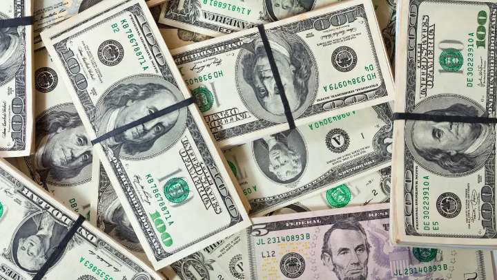 ¿Por qué está bajando el dólar en Colombia? Analista explica los factores detrás de la caída