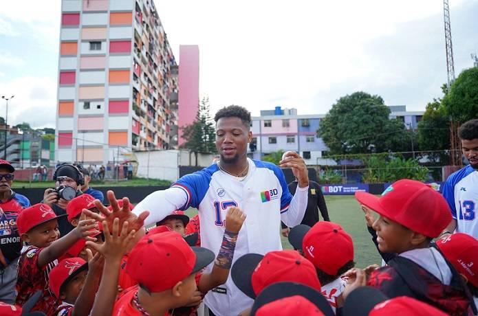 Ronald Acuña Jr. comparte con semillero del beisbol en el 23 de Enero