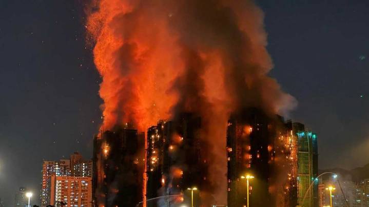 El trágico incendio del complejo de edificios en Hong Kong: ya hay 55 muertos y 279 desaparecidos