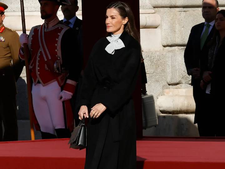 La Reina Letizia da la bienvenida al frío con un abrigo batín negro con sorpresa debajo