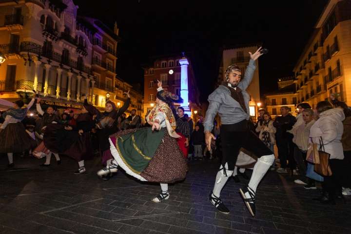 Comerciantes de principios del siglo XX debaten en el escenario sobre su futuro