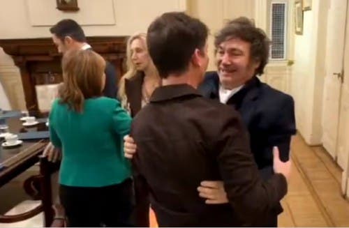 El peculiar video que subió Javier Milei con su nuevo gabinete: a los saltos con Luis Petri y abrazo prolongado con Santiago Caputo