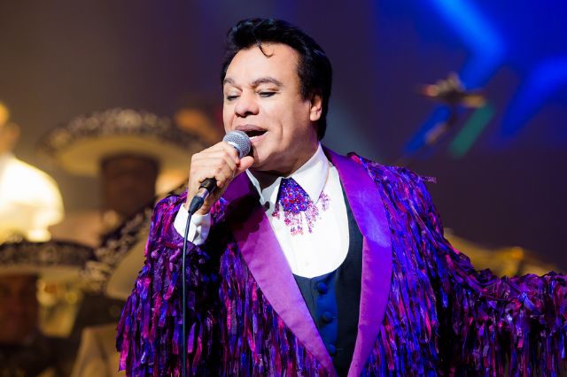 “Abrázame muy fuerte”, la canción más escuchada de Juan Gabriel
