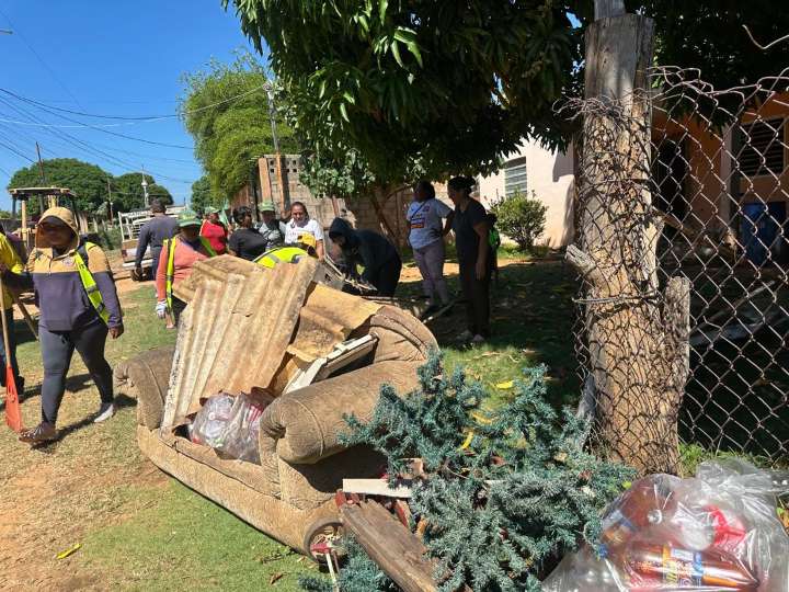 Operativo recolecta objetos y basura en el oeste de Maracaibo