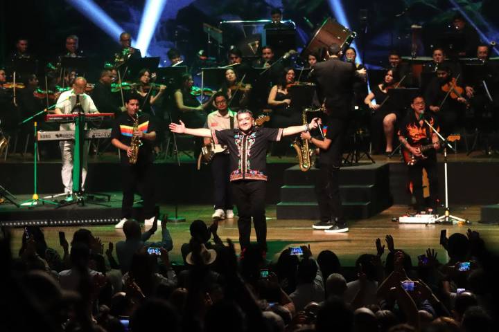 Mauricio Mesones y El Viaje Tropical deslumbran con la Cumbia Sinfónica 2.0