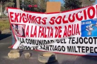 Vecinos cierran Toluca–Palmillas hartos de 15 días sin agua