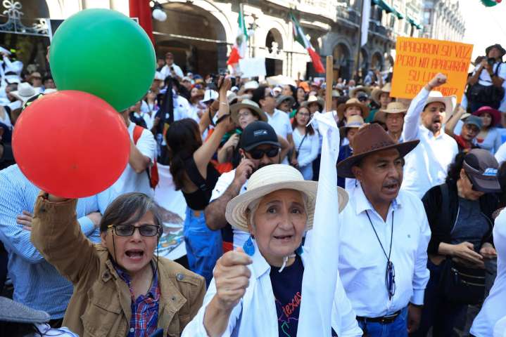 Solo llegaron 100 a la marcha de la Generación Z en Puebla; la mayoría eran adultos de más de 40 años