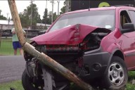 Camioneta perdió el control, despistó y chocó contra una columna de alumbrado en Paraná