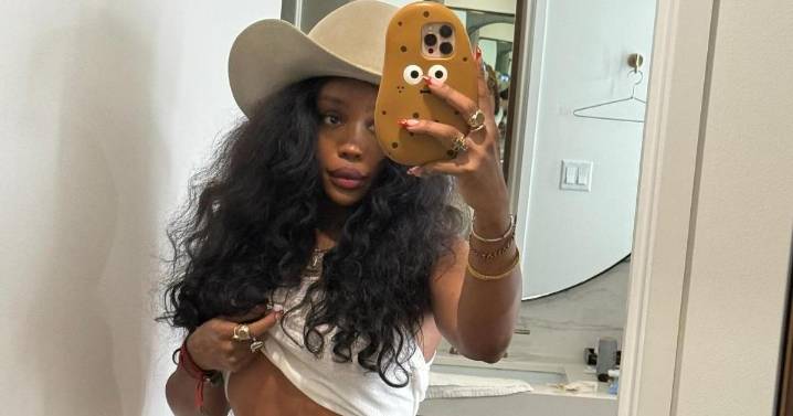 SZA Shows Off Perfect Split & Flexibility in Bodysuit Photos