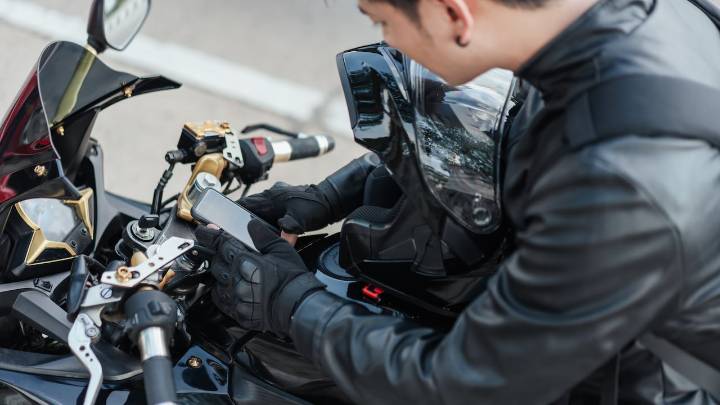 Si utiliza su celular en esta parte de la moto, podría estar a punto de destrozar la pantalla, advierte Apple