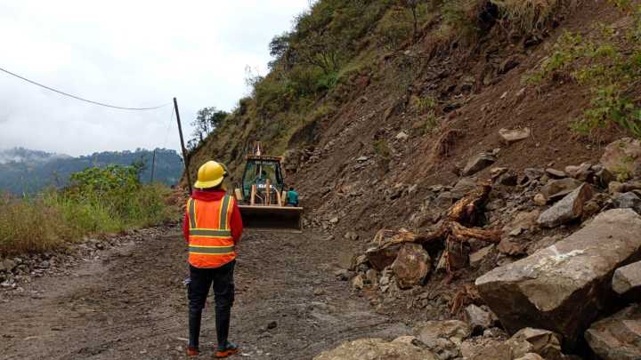 Deslizamiento de Tierra Obstruye Camino de la Sierra Norte de Puebla