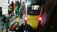 Descartan móvil terrorista tras ataque que dejó diez heridos en un tren de Reino Unido