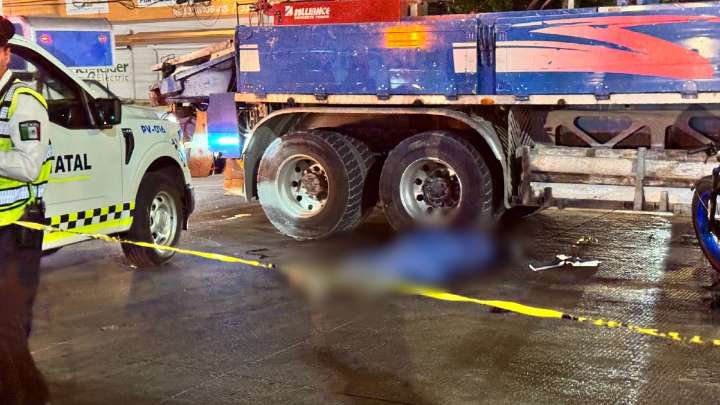Ciclista muere arrollado por camión tras perder el control de su bici en Guadalajara; intentaba esquivar a peatones