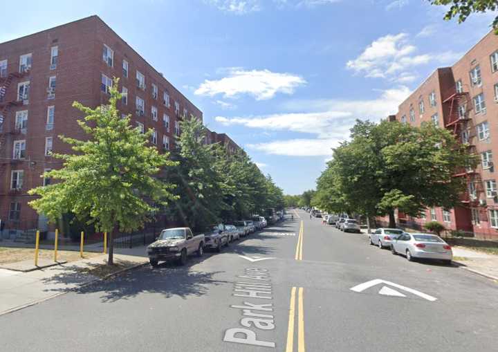 Boy, 16, arrives at hospital with gunshot wound on Staten Island