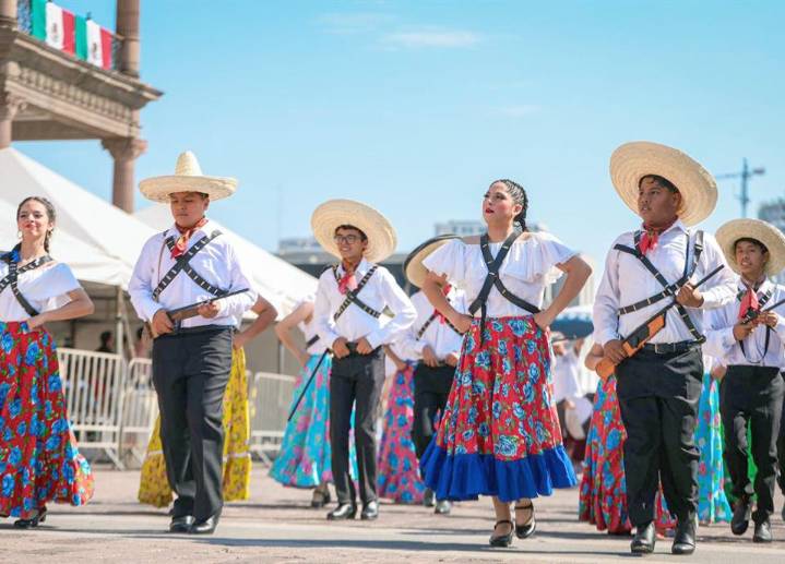 Disfrutan regios del desfile revolucionario
