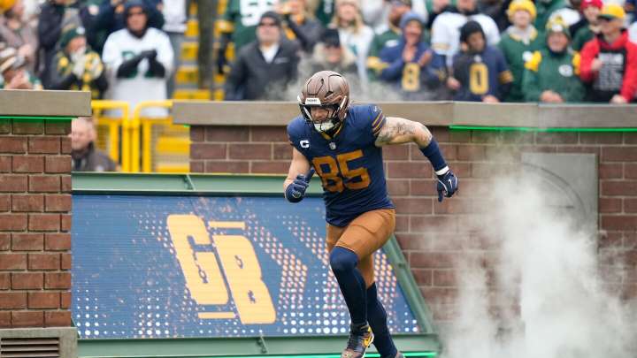 Tucker Kraft carted to locker room, questionable to return with knee injury