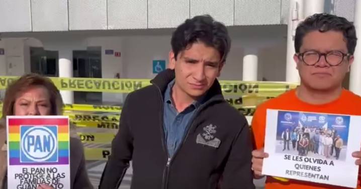 “Traición a las familias”: Frente Nacional por la Familia clausura simbólicamente sede del PAN en Guanajuato