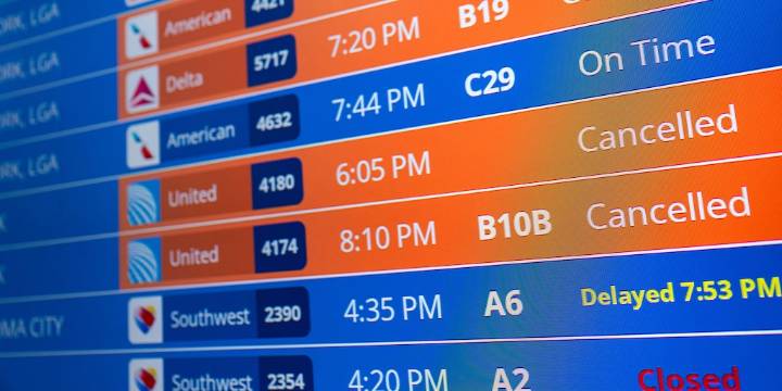 Más cancelaciones de vuelos tras el peor día para viajes aéreos por el cierre de gobierno de Estados Unidos