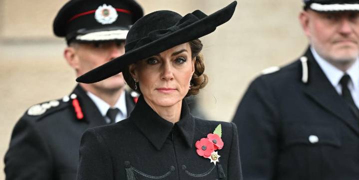 Los misteriosos pendientes de rubí que Kate Middleton llevó en el Día del Recuerdo y que no son del joyero real