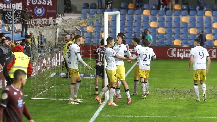 Dos penaltis fallados, una insubordinación y un punto para el Pontevedra en Pasarón (1