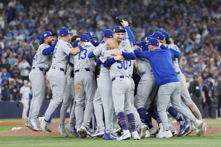 Smith's homer in 11th lifts Dodgers over Blue Jays 5-4 to become first repeat champion in 25 years