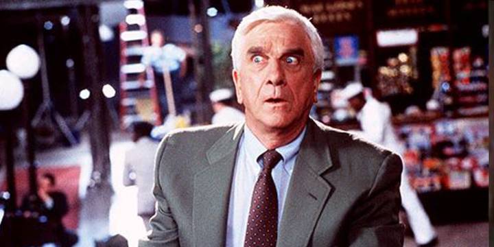 El día que el humor estuvo de luto: la muerte de Leslie Nielsen, el niño que aprendió a hacer reír para evitar ser golpeado