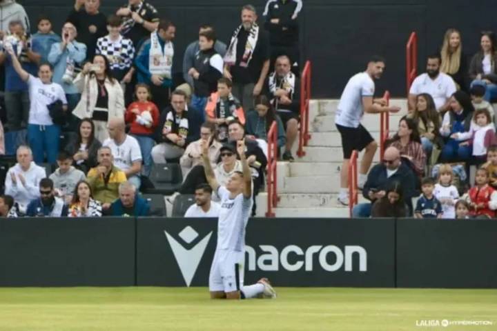Tragedia en Segunda división: muere un aficionado en las gradas del Ceuta