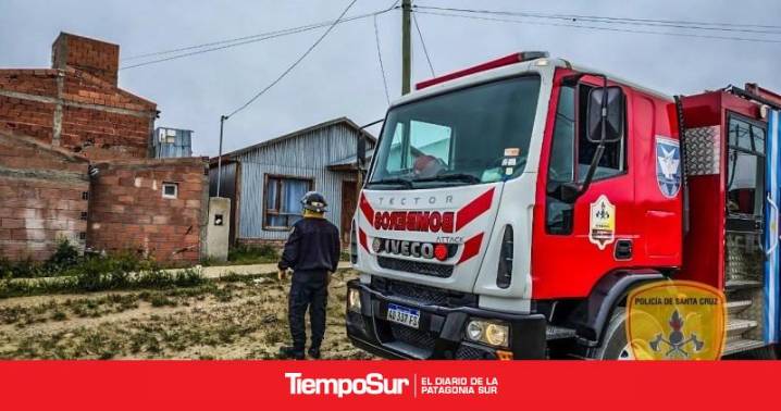 Temporal Bomberos realizan tareas de prevención: chapa y techos asegurados en Piedra Buena y Río Turbio