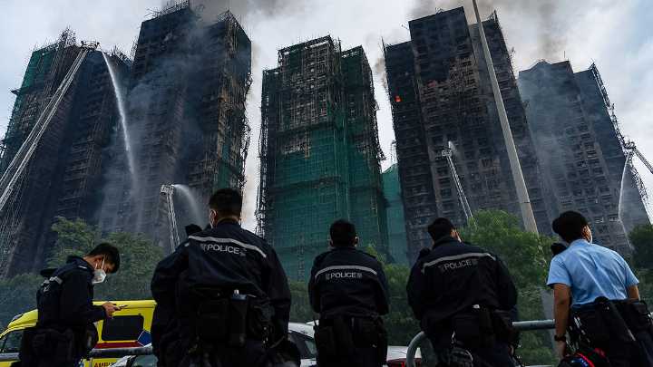 Al menos 75 muertos por voraz incendio en Hong Kong mientras los bomberos luchan contra las llamas