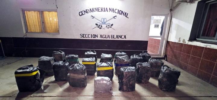 Aguas Blancas: una patrulla de gendarmes decomisó 431 kilos de cocaína en una zona montuosa