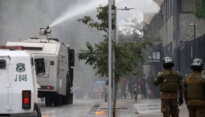 Aguilar condena agresión a docentes del Instituto Nacional y acusa a Desbordes de tener "una obsesión" con el Colegio de Profesores