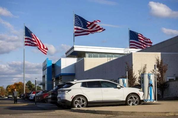 Instan GM, Tesla y Toyota a EU a prolongar el T