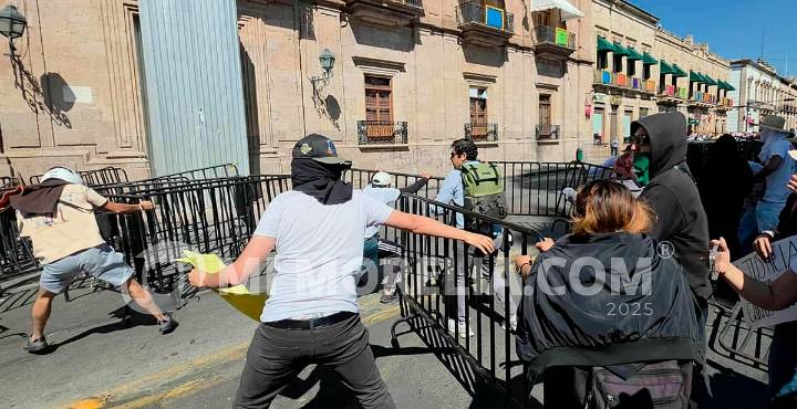 Tras protesta en Palacio de Gobierno, FGE procesará a uno por sabotaje; otro ya tenía orden por fraude