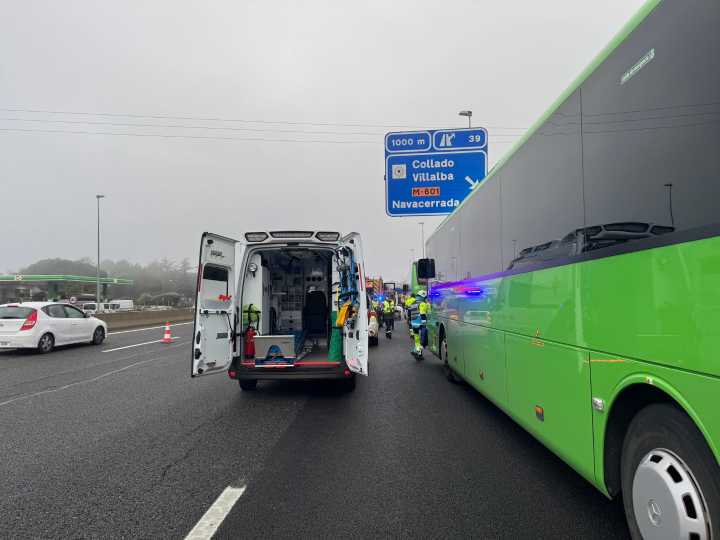 Heridas 24 personas, en un accidente múltiple en la A-6 en Madrid con un autobús implicado