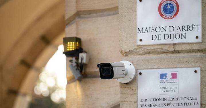 French prisoners saw through bars, use bedsheets to escape overcrowded jail, officials say