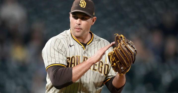 Padres hire former reliever Stammen as manager
