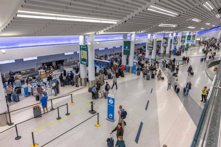 Tránsito aéreo en EE. UU. podría reducirse al mínimo por cierre gubernamental