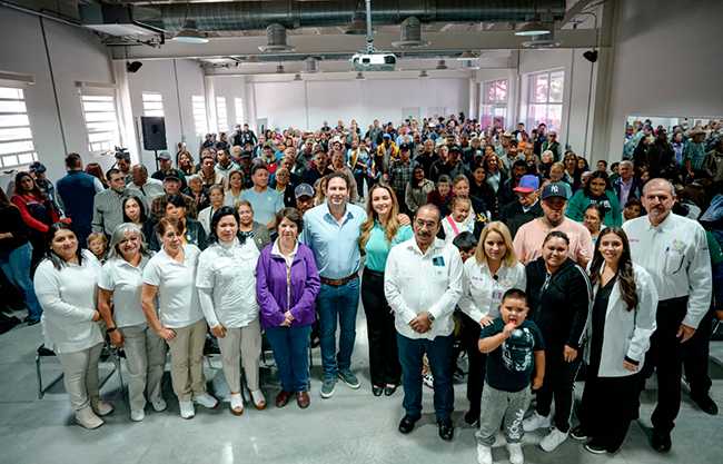 Entregan Javier y Luly aparatos auditivos “Te Escucho con Amor”