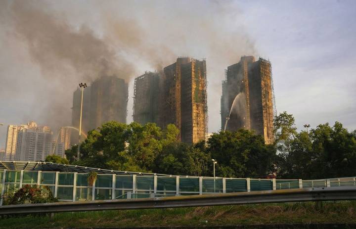 44 muertos, cientos de desaparecidos y 3 detenidos por incendio en Hong Kong