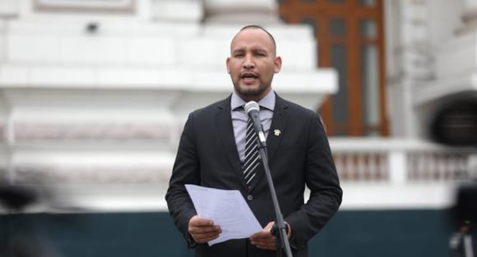 Dina Boluarte: Alejandro Muñante pide que Comisión de Constitución priorice debate de su proyecto que elimina pensión vitalicia para expresidentes vacados 