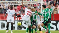 ¡Interrumpido el Sevilla-Betis por lanzamiento de objetos en el Pizjuán!