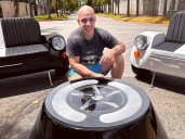 Transforma fititos en sillones: el carpintero naval argentino que pasó de los barcos a los estudios de TV