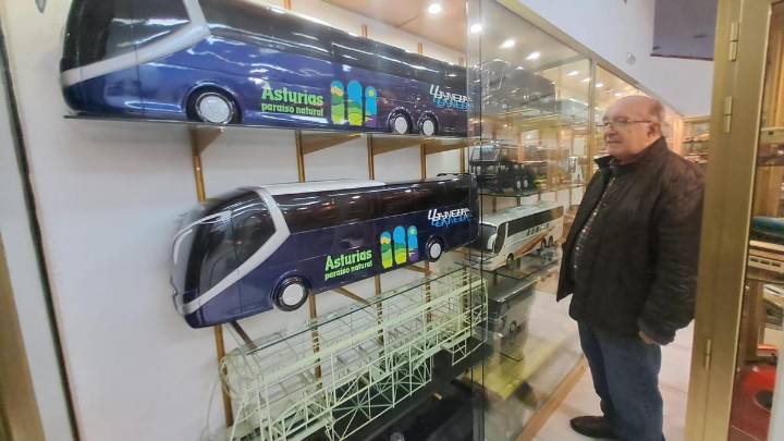 Los fundadores de la empresa mierense de autobuses Pullmans Llaneza, pionera del "Paraíso Natural", excluidos del homenaje del aniversario de la marca: "Nos han dejado de lado"