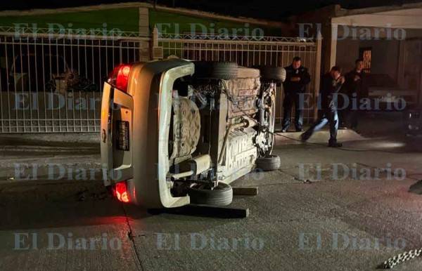 Vuelca y deja abandonado el vehículo