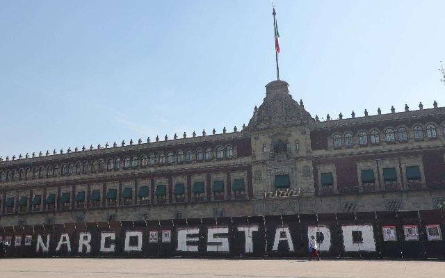 Activistas denuncian “Narcoestado” en Palacio Nacional y exhiben lista de narcopolíticos