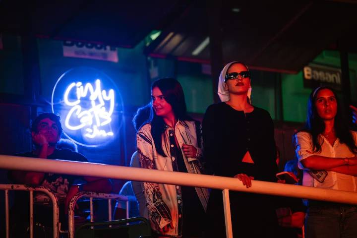 Sorpresa en el show de Cindy Cats en Ferro Rosalía apareció entre el público, con lentes y cofia de monja