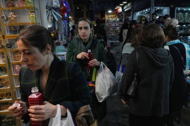 A 3 años de la muerte de Mahsa Amini, las mujeres en Irán abandonan el uso del velo