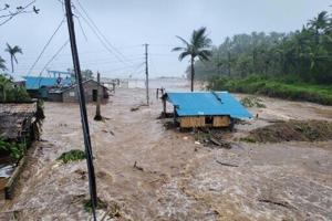 Typhoon Fung-wong leaves flooded Philippine towns in its wake