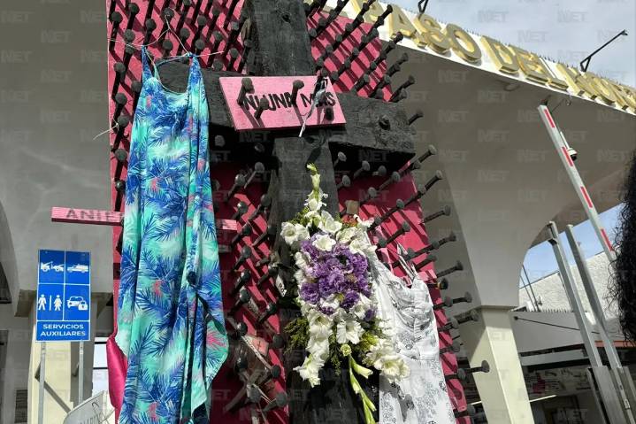 Juárez: Colocan ofrenda floral en Cruz de Clavos por víctimas de violencia